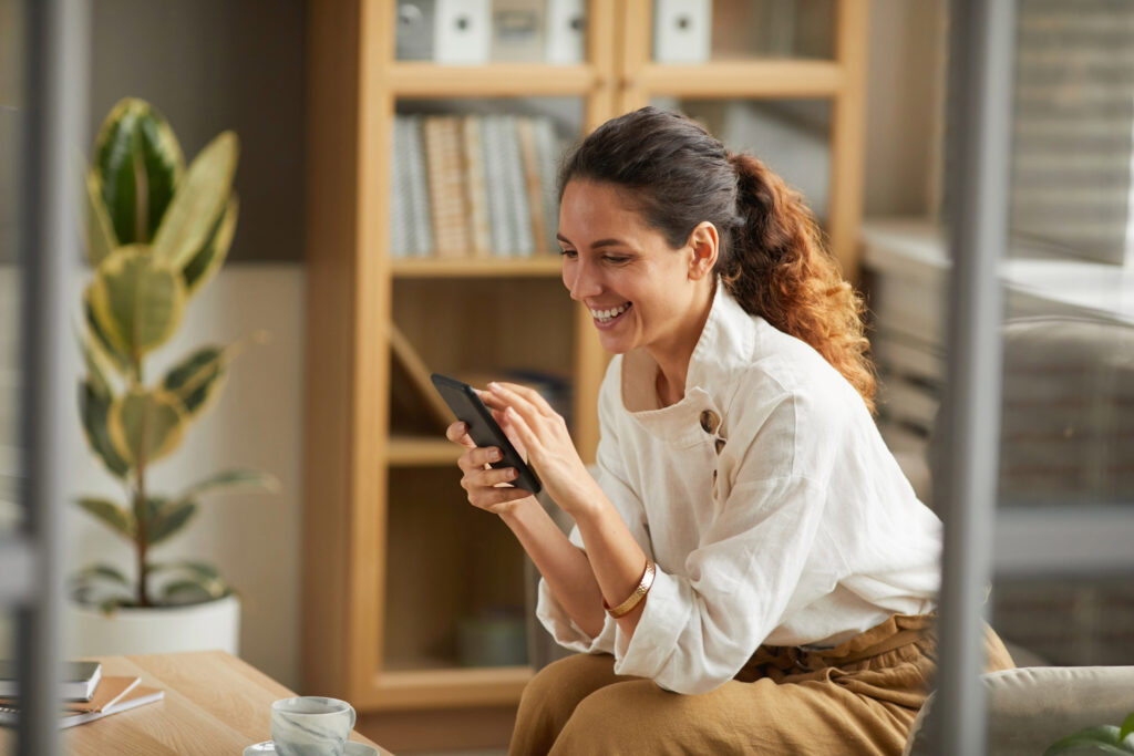 Frau mit Smartphone